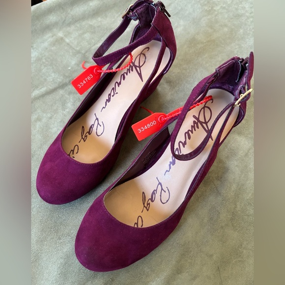 AMERICAN RAG Burgundy Faux Suede SZ 7.5 Ankle Strap Wedge w/ back Zip Closure - Picture 16 of 16